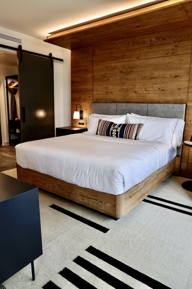 Suite, King Bed, Accessible