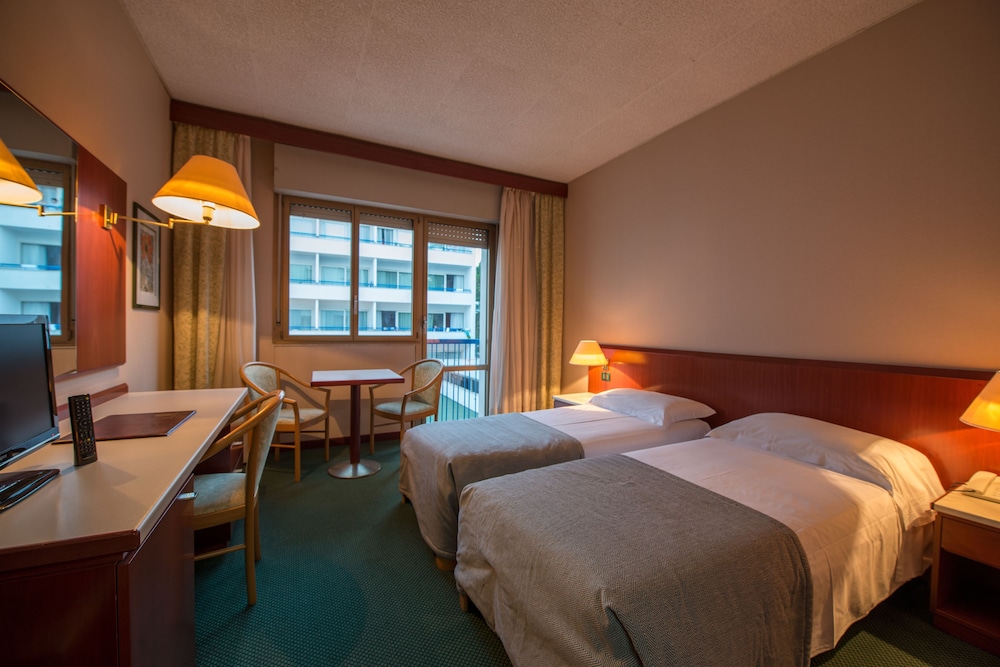 ECONOMY, TWIN BEDS, NO BALCONY