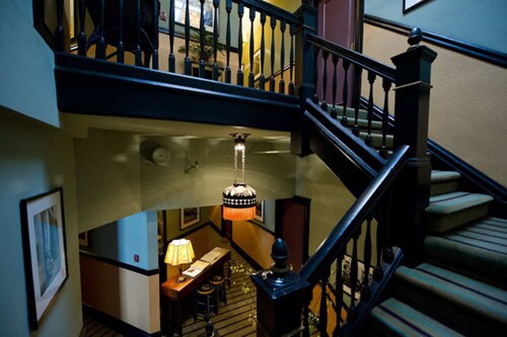 Hotel Boheme 4/32