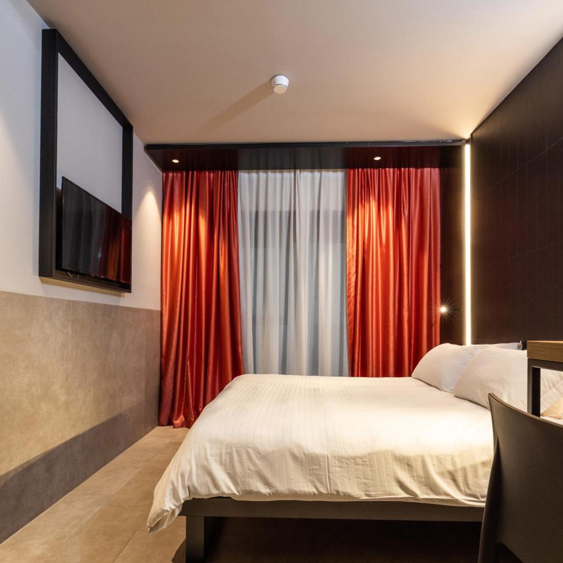 ROOM, DOUBLE BED