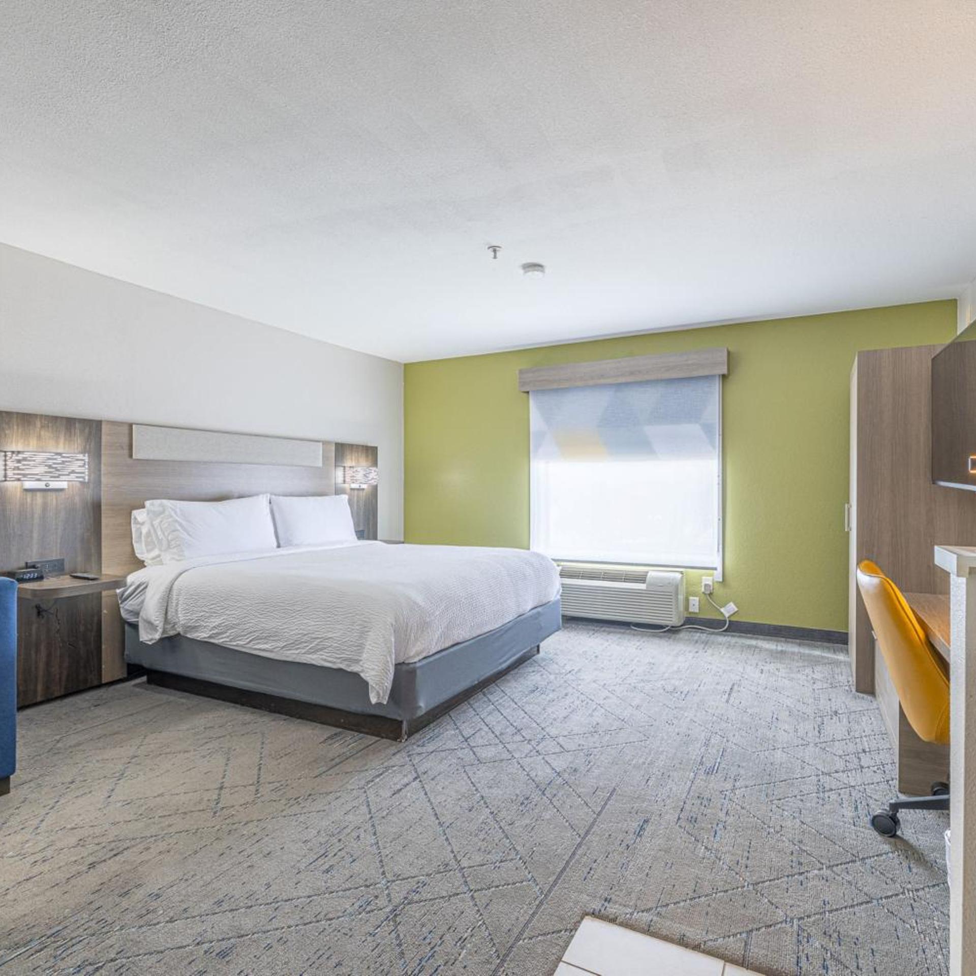 غرفة بسرير كينج بغرفة نوم واحدة لذوي الإعاقة، Holiday Inn Express Hotel Suites College Station 5/9