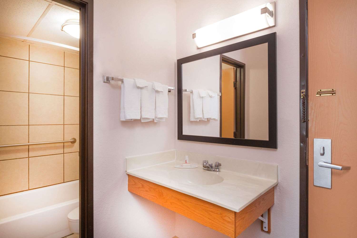 Days Inn by Wyndham Mason City 14/14
