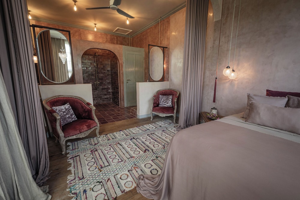 Deluxe, Double Bed