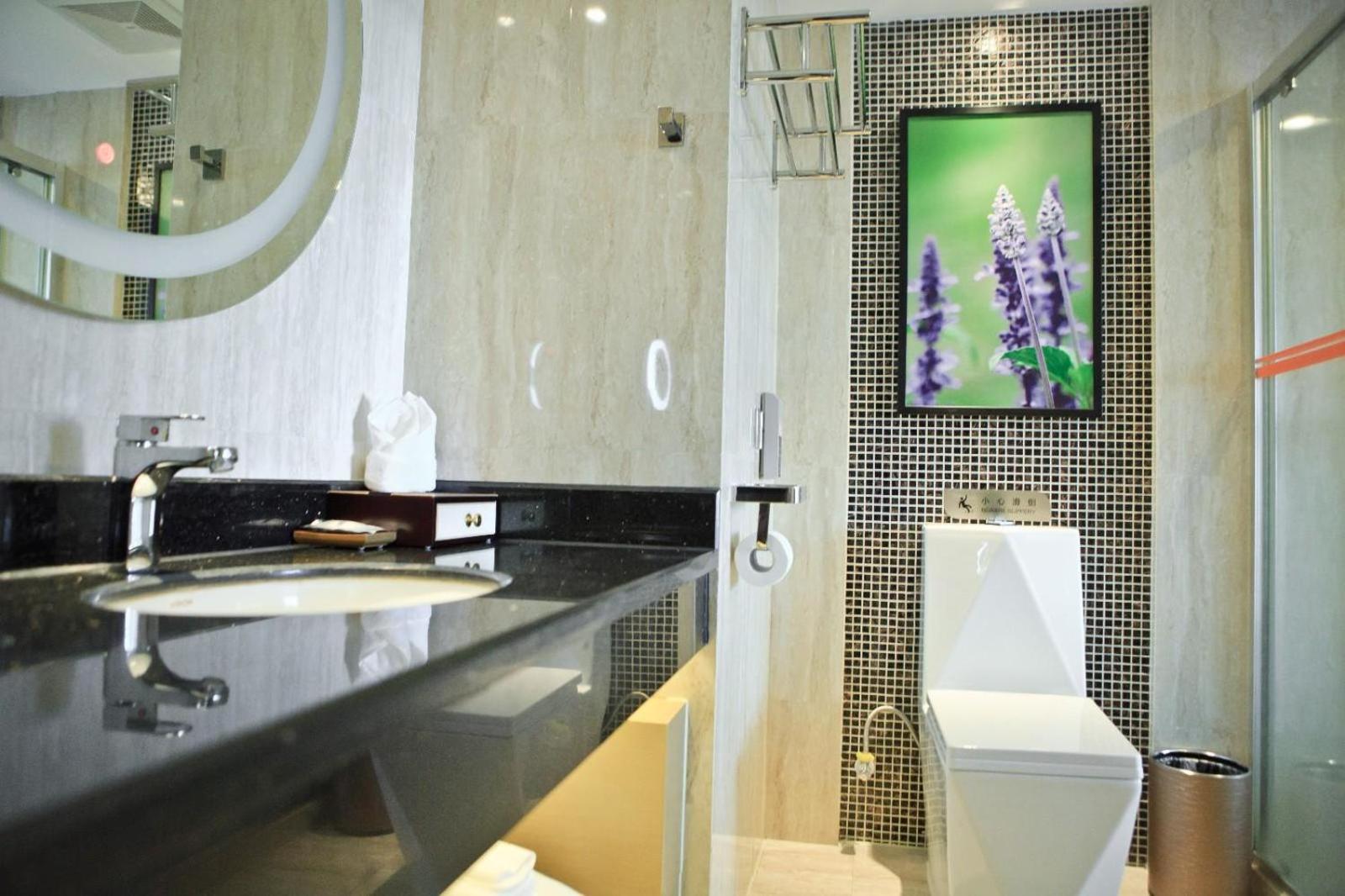 Lavande Hotel Shenzhen Shiyan Bus Station 46/49