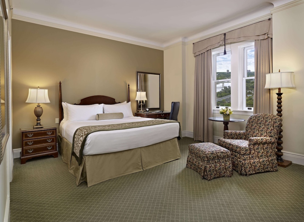 Fairmont Hotel Macdonald 26/62