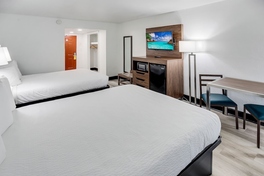 Renovated, 2 Queen Beds, Ocean Front