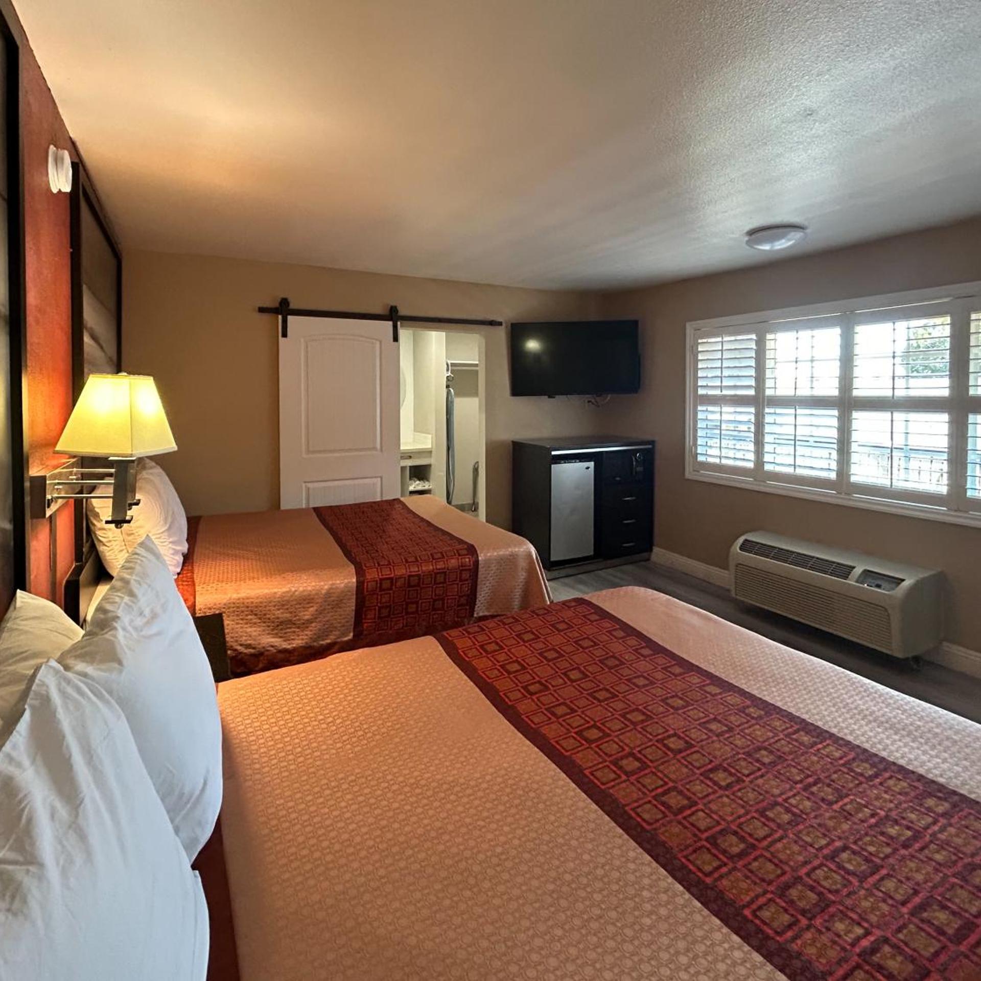 2 Queen Beds - ADA/RI Shower/Non-Smoking
