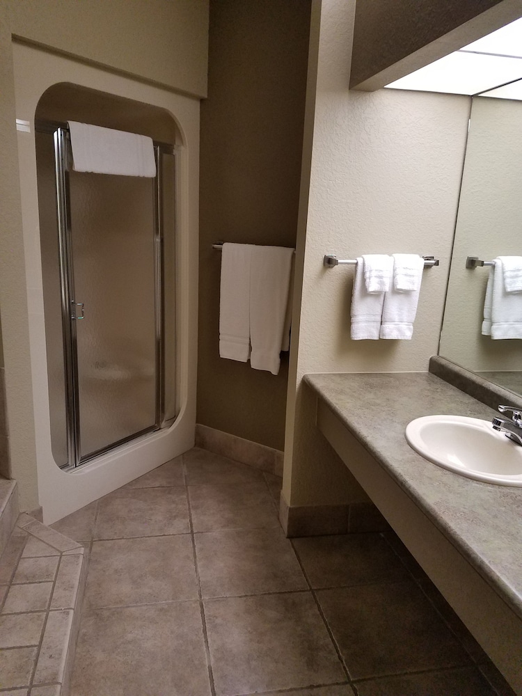 جناح تنفيذي بسرير كينج بحوض جاكوزي، Apple Tree Inn and Suites 8/10