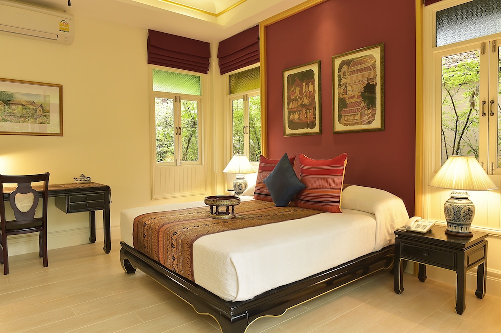 Gold, Cottage, King Bed, Pool View