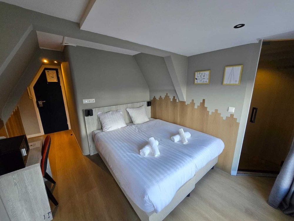Crown Hotel 16/50
