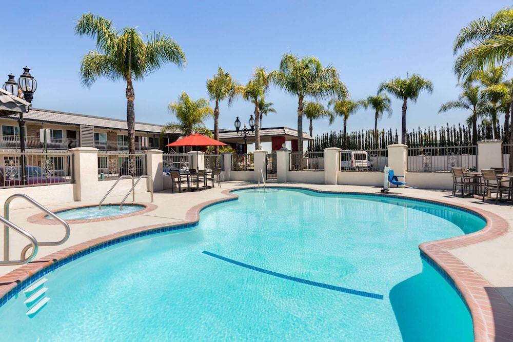 Days Inn & Suites By Wyndham Anaheim At Disneyland Park