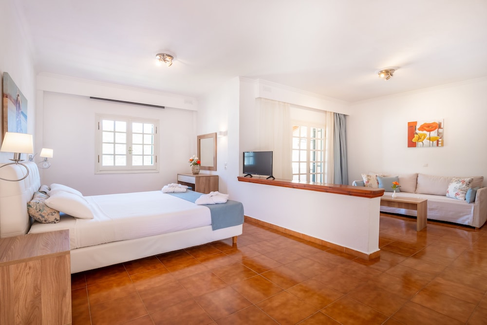 Pelagos Hotel 10/40