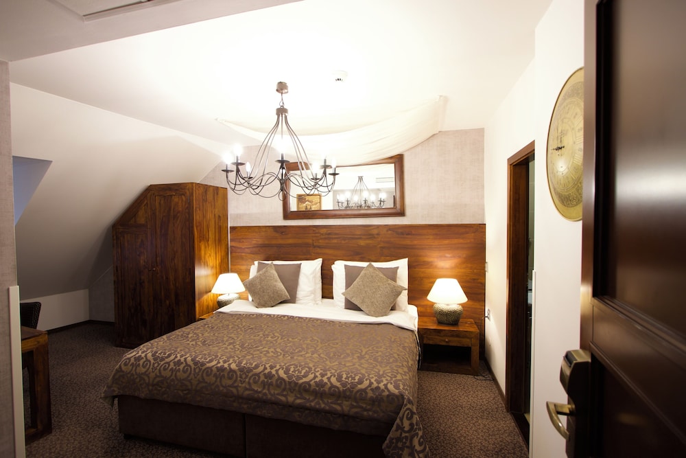 DELUXE, DOUBLE BED