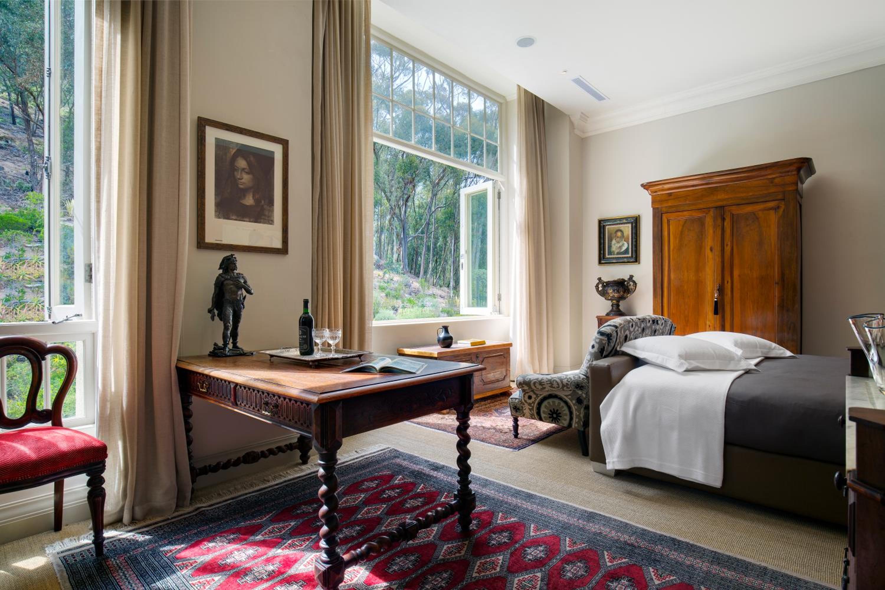 Retreat, Queen Bed, Mountain View