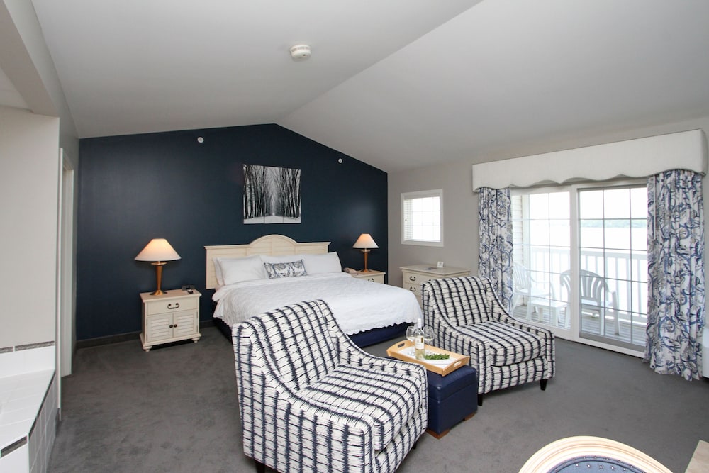 Deluxe, Suite, King Bed, Lake Side