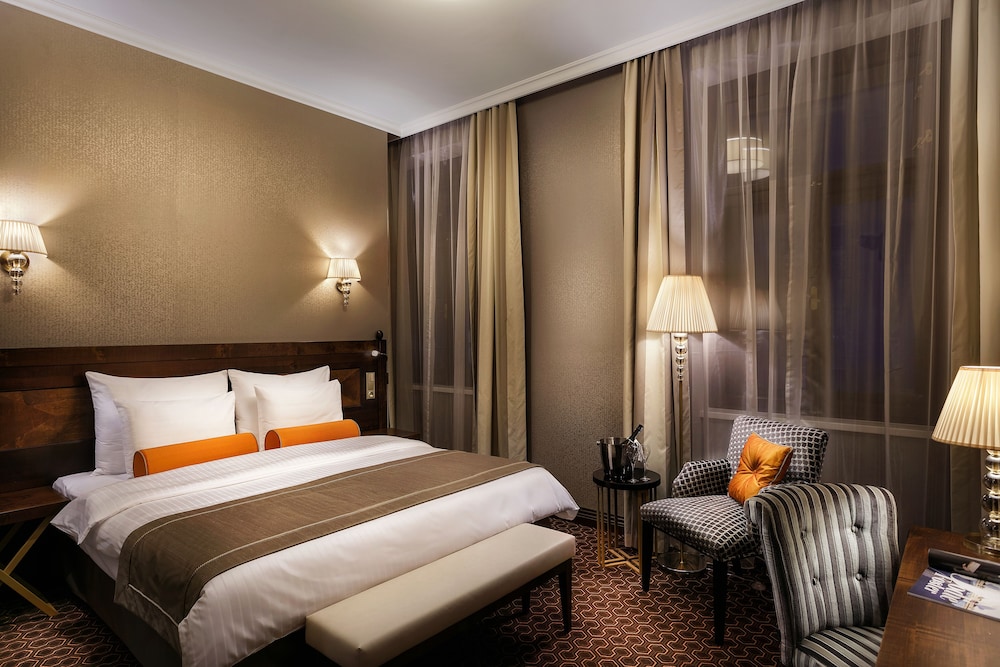 EXECUTIVE, DOUBLE OR TWIN BED