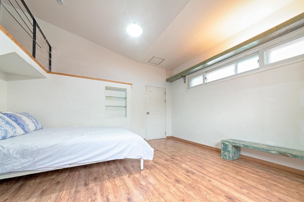 Seattle, 5 Bedrooms, Basic, 6 Queen Beds