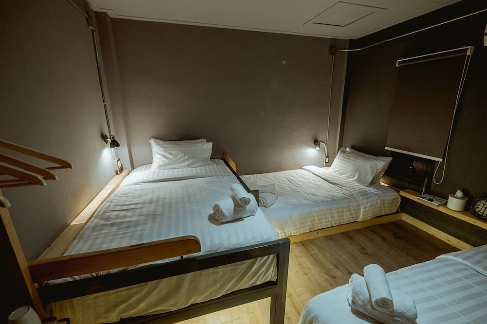 STANDARD, TRIPLE, SHARED BATHROOM