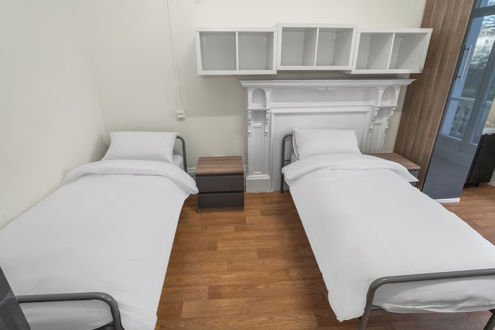 Female Dorm, Female Only, Shared, Twin Beds، Holland House 3/4