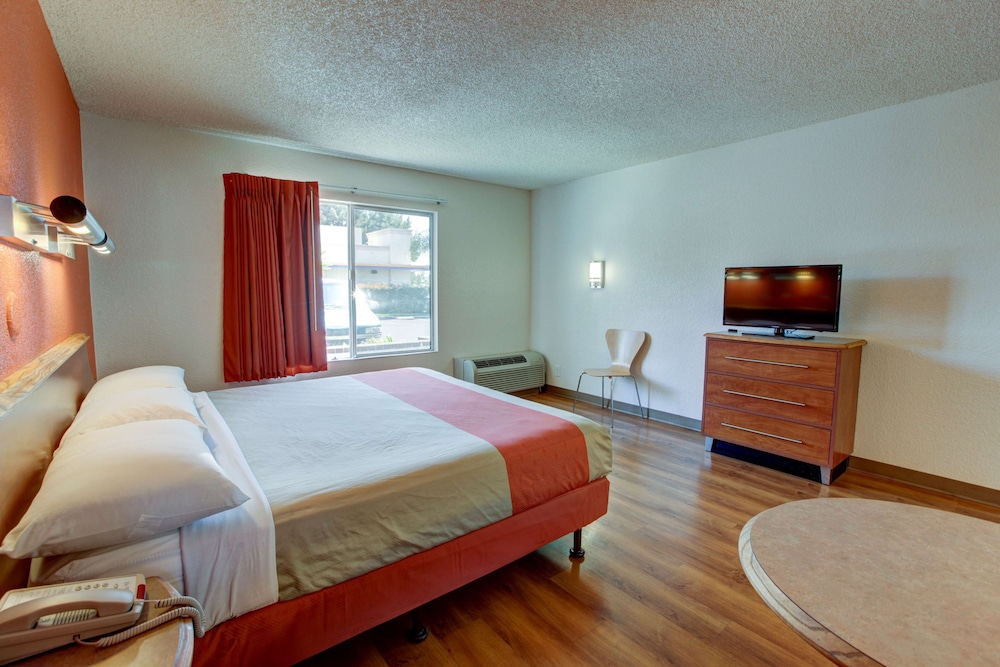 Motel6 Santa Ana, CA - Irvine - Orange County Airport 28/54