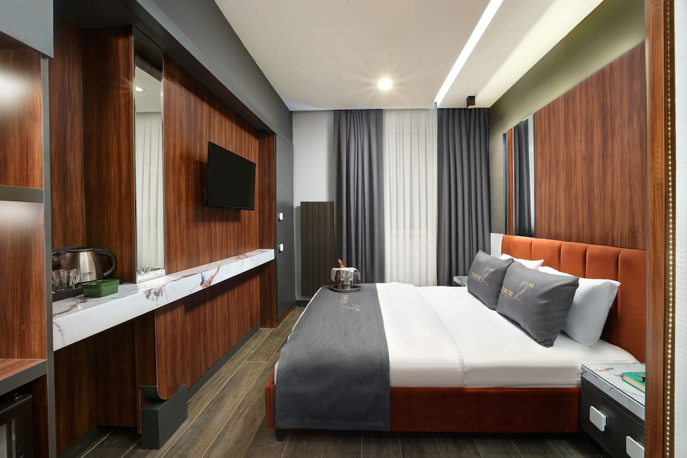 EXCLUSIVE, SUITE