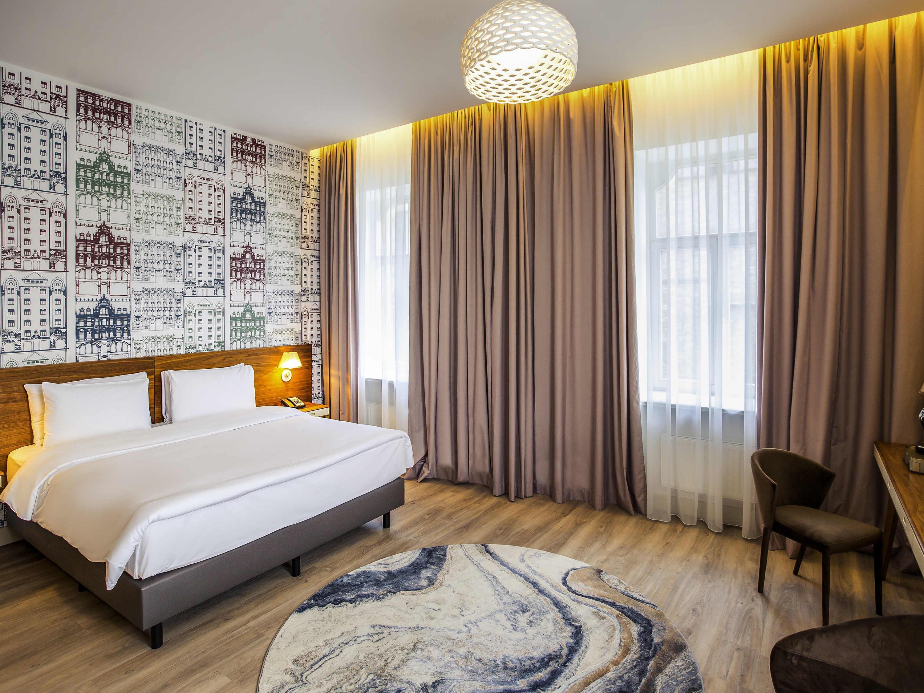 DELUXE, DOUBLE BED, CITY SIDE