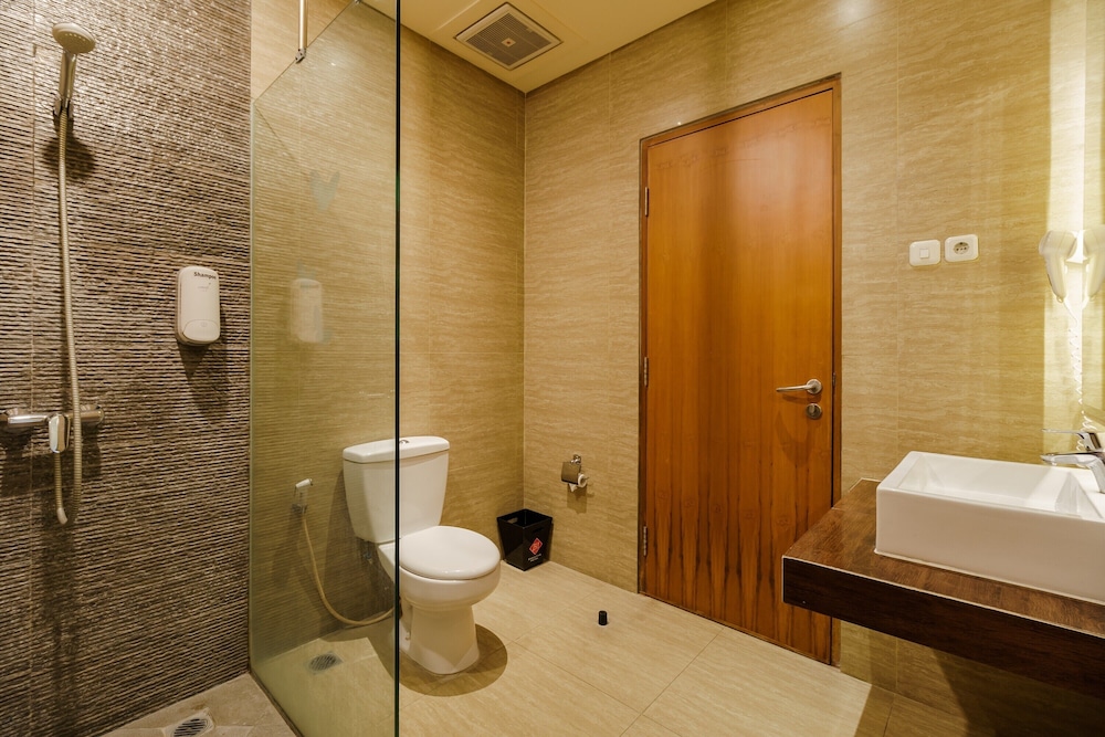 RedDoorz Plus near Dunia Fantasi Ancol 17/19