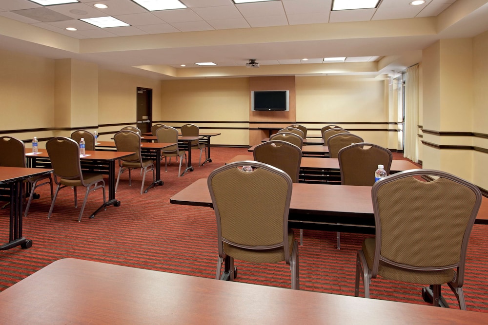 Hyatt Place Dallas/Arlington 50/59
