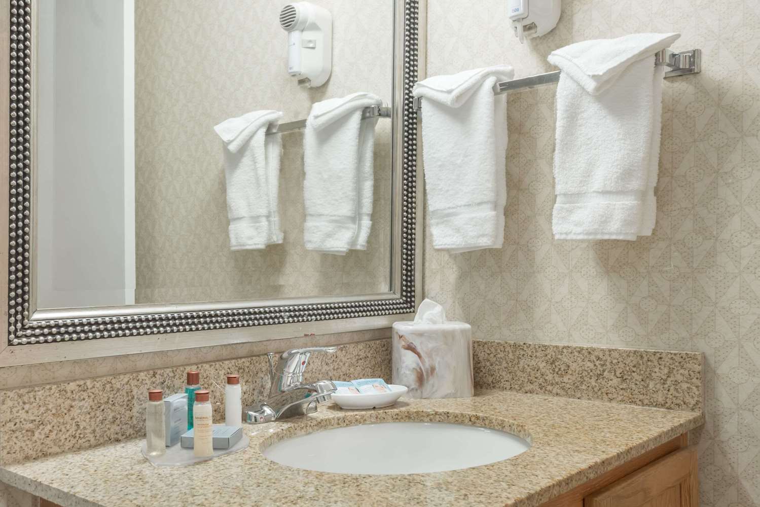 Craigshire Suites St Louis Westport Plaza 38/40