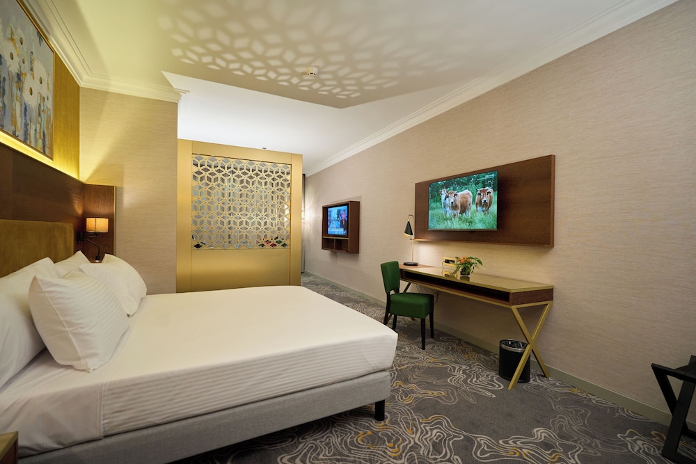 Hotel Saint Eugene 12/57