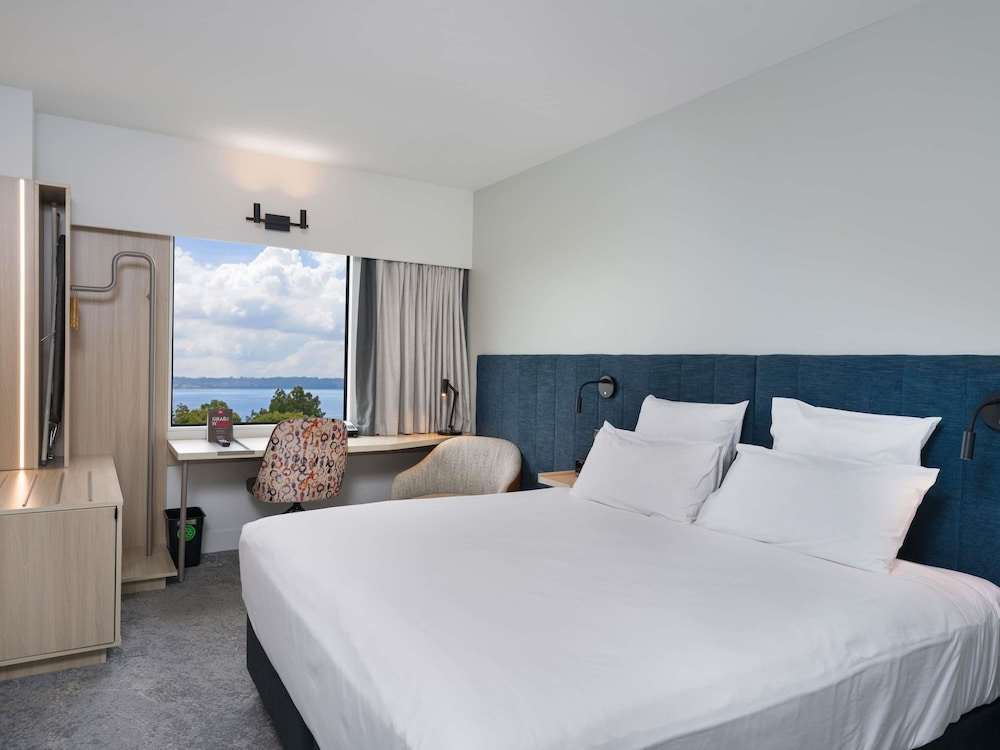 ROOM, KING BED, LAKE VIEW