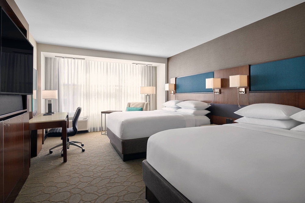 Delta Hotels Milwaukee Northwest 8/35