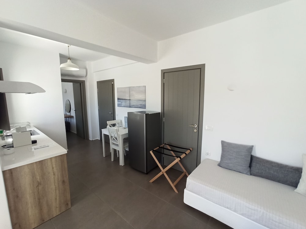 Amphitrite Suites Santorini 52/68