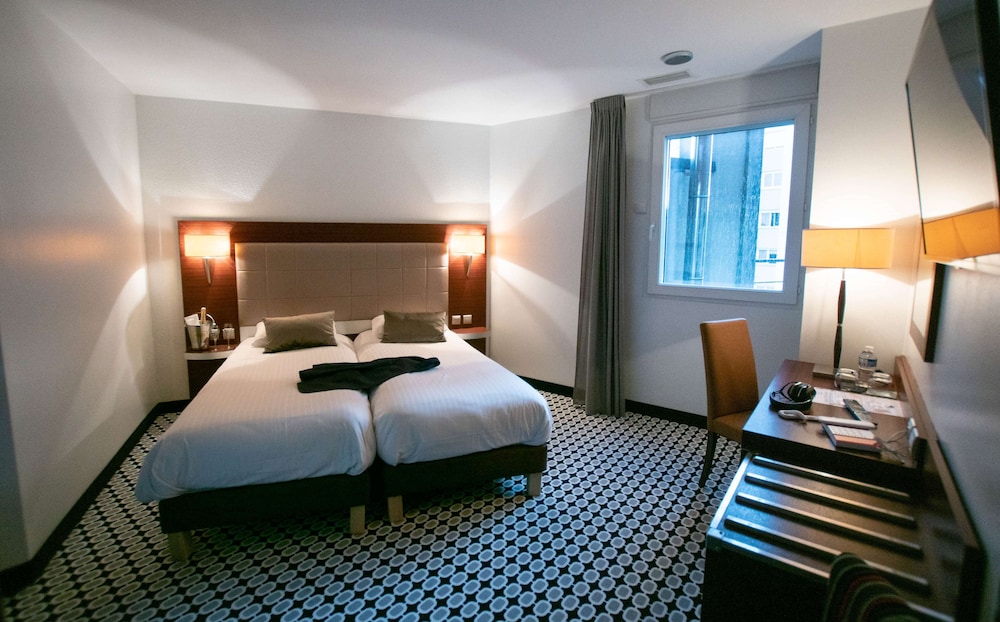 غرفة قياسية بسريرين منفصلين