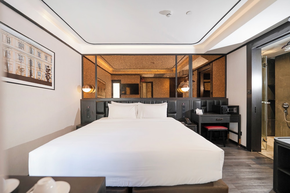 DELUXE ROOM
