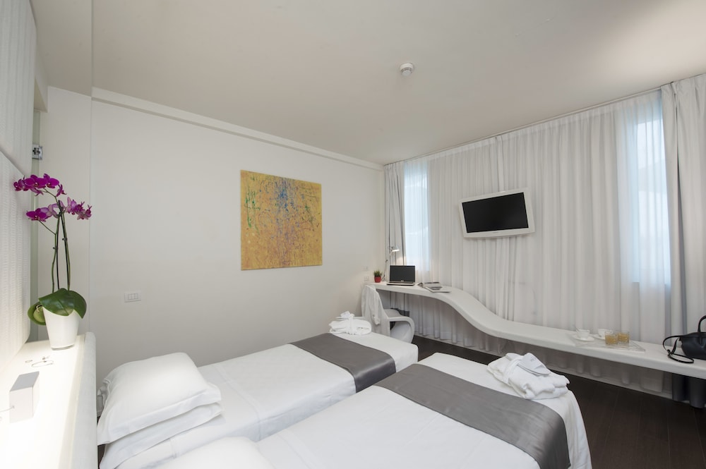 MO.OM HOTEL 21/71
