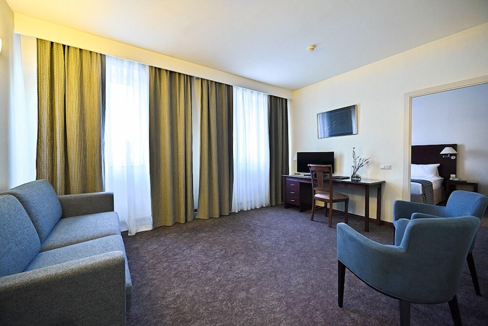 EUROPE HOTEL 33/55