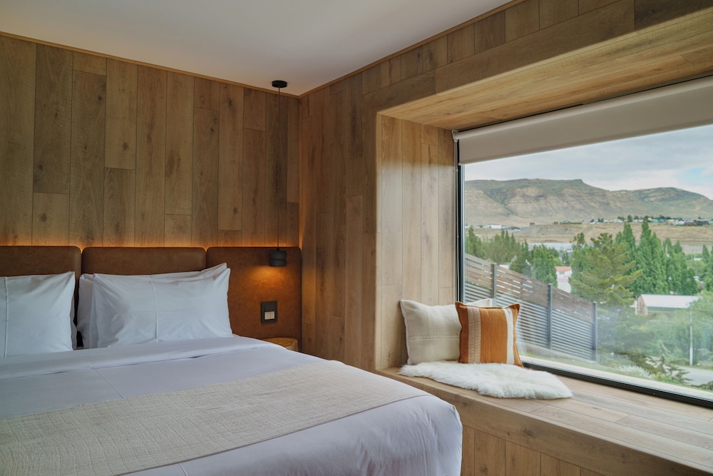 DELUXE, DOUBLE OR TWIN BED