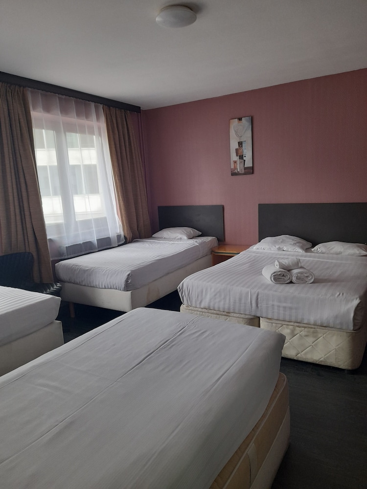 FAMILY, 3 BEDS