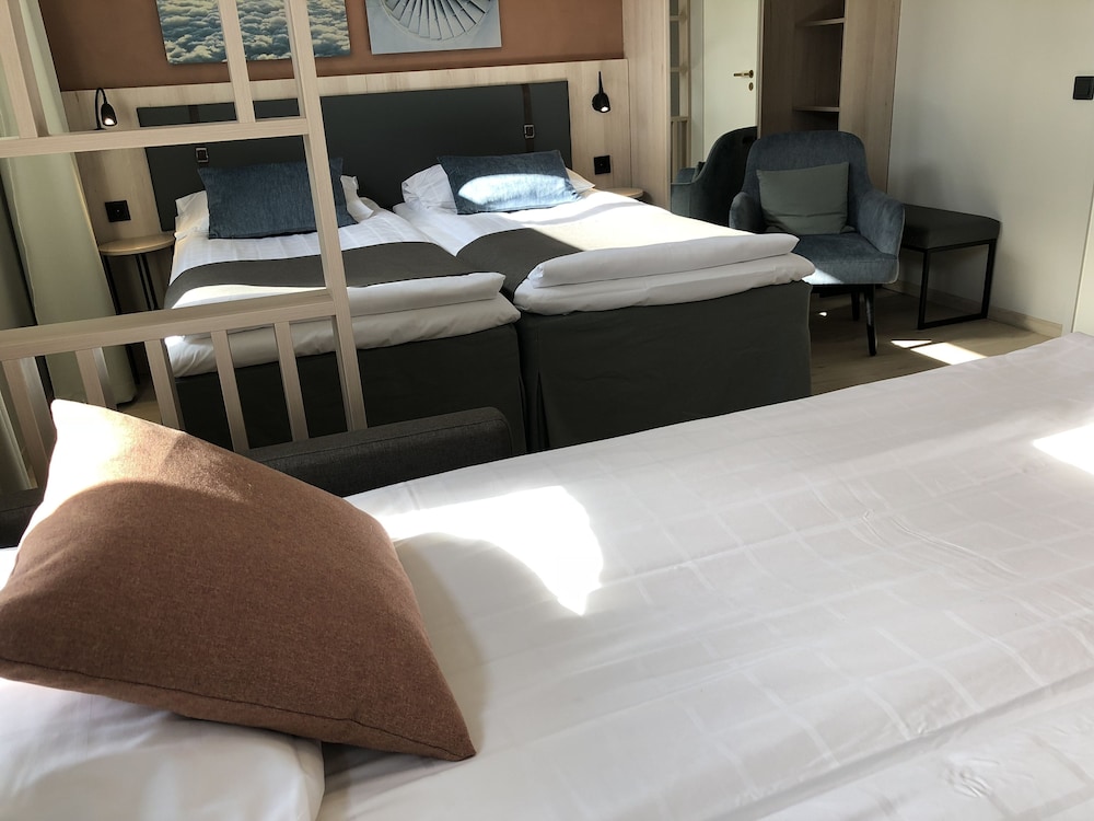 Pilot Airport Hotel 54/66