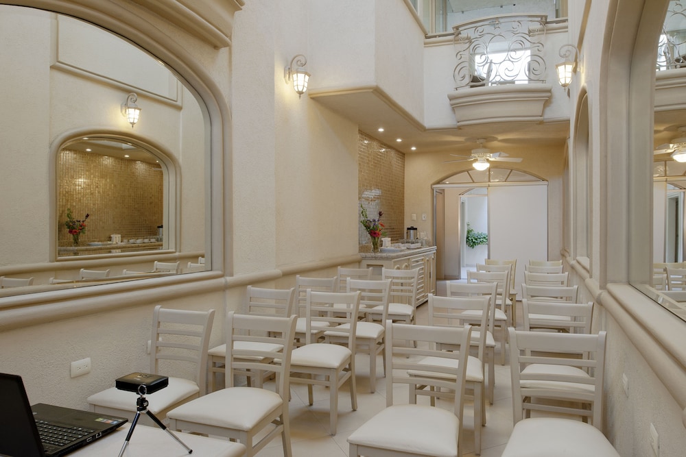 HOTEL AND SUITES QUINTA MAGNA 27/34