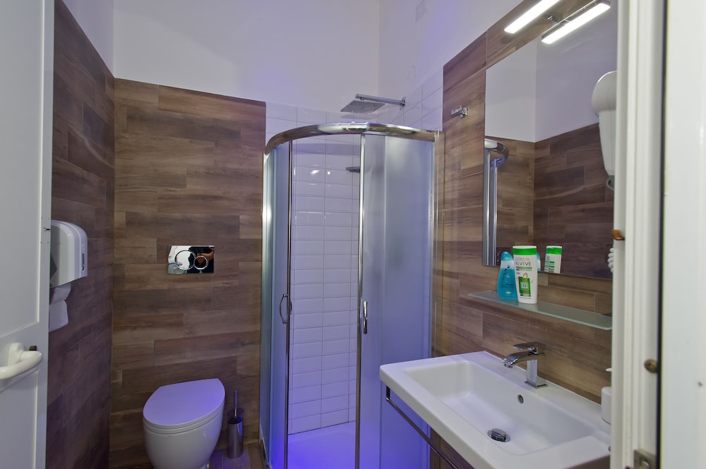 COMFORT, TWIN BEDS, SHARED BATHROOM