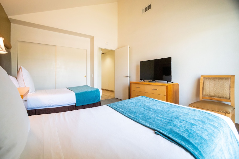 غرفة بسرير كينج وسريرين منفصلين بغرفتي نوم مع أريكة بمطبخ، Desert Breezes Resort 3/10