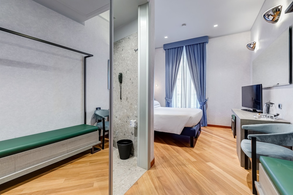 Standard double french bed، Best Western Plus Hotel Plaza 7/10
