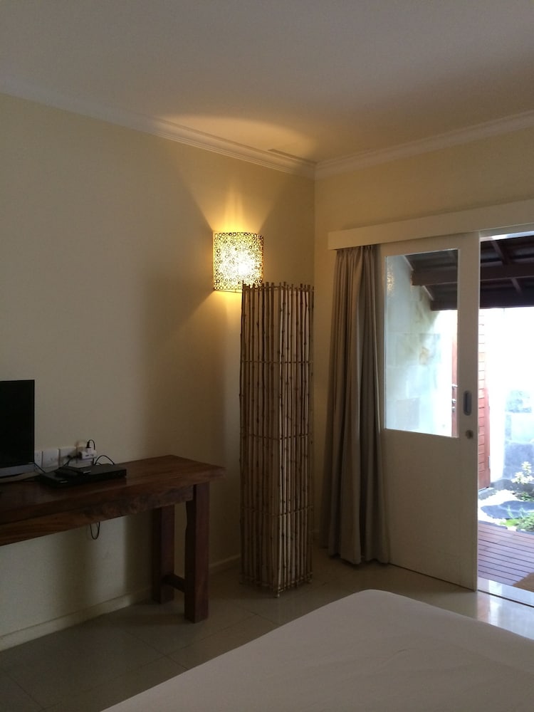 Scallywags Resort 5/50