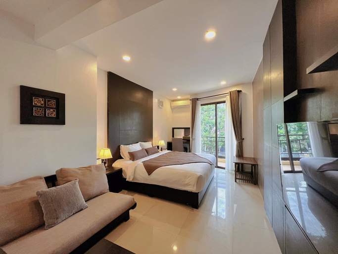 Deluxe, King Bed, Street View, Smoking