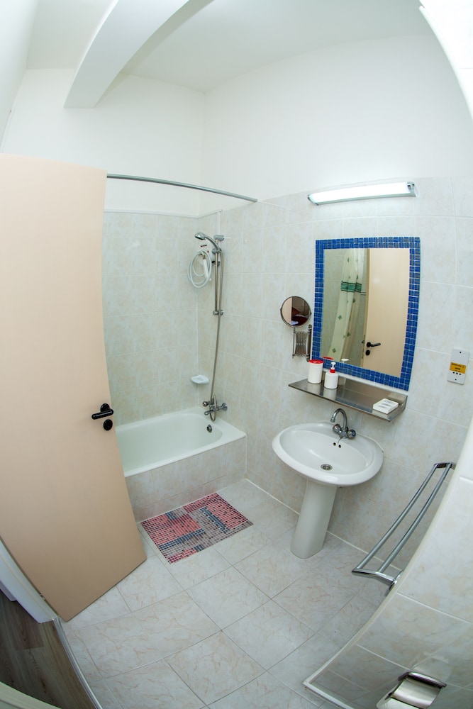 Fitos Inn Guest House 50/50
