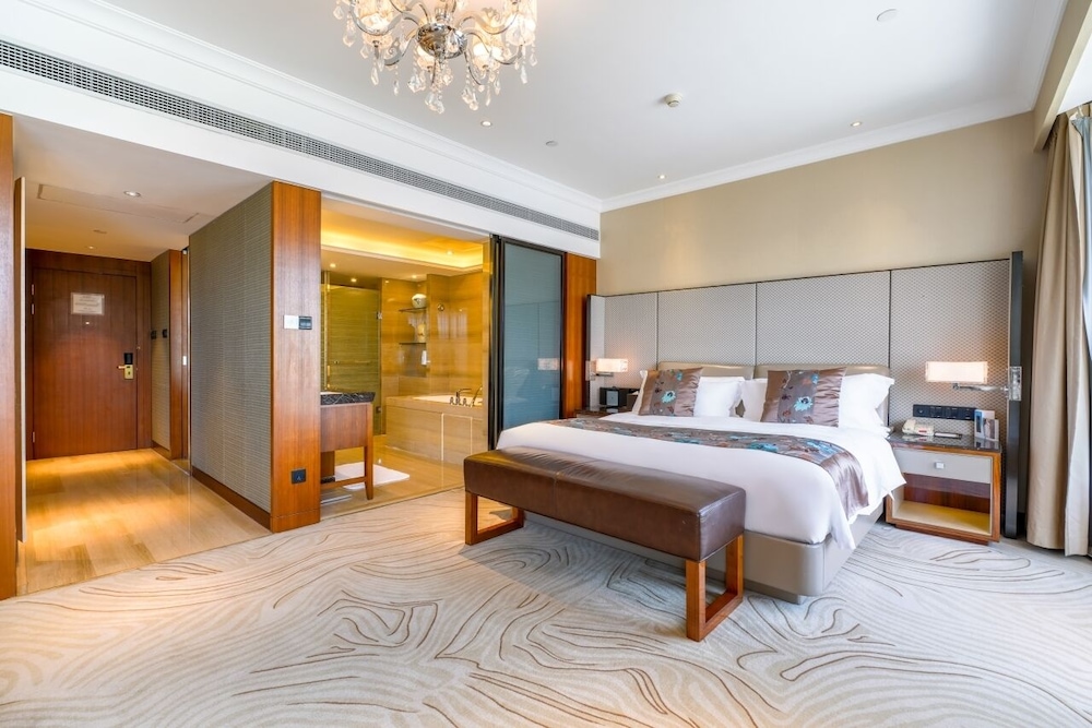 JUNIOR SUITE, KING BED