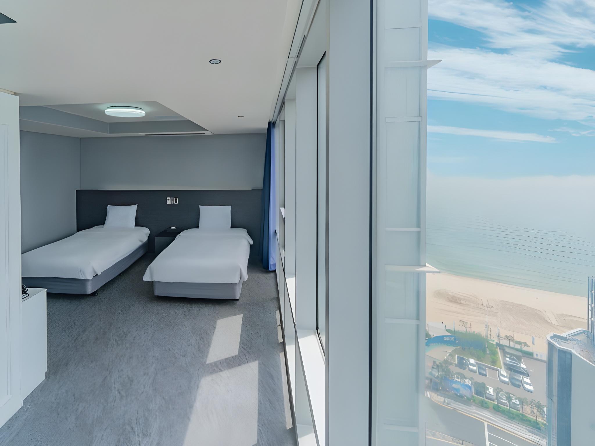 Suite, Partial Ocean View, Middle Floor