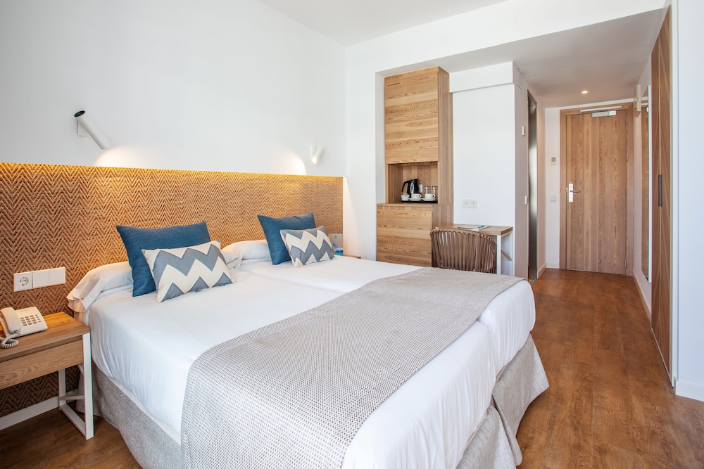 ROOM, DOUBLE BED, PARTIAL SEA VIEW, BALCONY